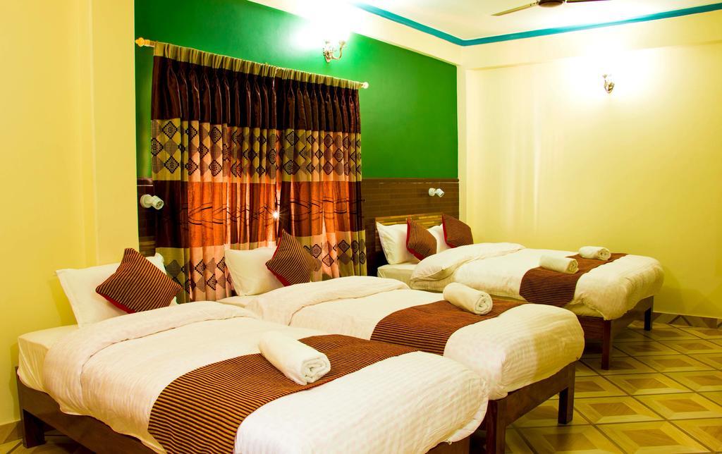 Hotel Adam Pokhara Zimmer foto